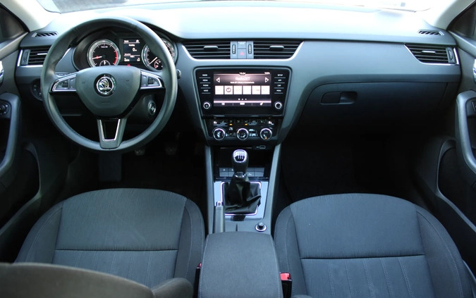 Skoda Octavia cena 58900 przebieg: 121145, rok produkcji 2019 z Radom małe 211